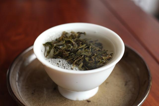 泡普洱茶时，为何不宜翻动叶底？专家揭示背后玄机